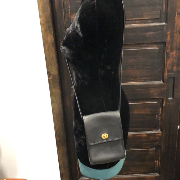 Coach Handbags - Vintage Coach crossbody bag